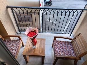 a vase with flowers in it sitting between two benches at L2 Toplica PK in Prokuplje