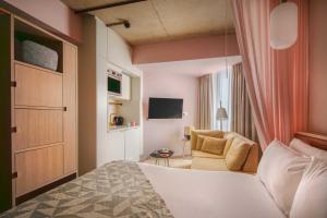 a hotel room with a bed and a chair at Zanzibar Locke in Dublin