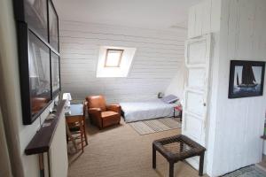 a room with a bedroom with a bed and a television at Chambre d'hôtes Ouest Laurent Vidal in Plouharnel