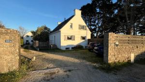 a white house with a fence in front of it at Chambre d'hôtes Ouest Laurent Vidal in Plouharnel