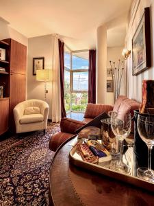 a living room with a table with a tray of wine glasses at Villa Nuvola Suites in Fiorano Modenese