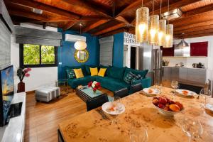 a living room with a green couch and a table at וילה מקסים בחוסן - וילה מהממת עם בריכה, ג'קוזי וסאונה in H̱osen