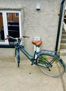a blue bike parked in front of a building at Rosahuset in Kabelvåg