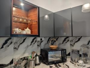 a kitchen with black and white marble countertops at Ayubo Villa in Ja-Ela