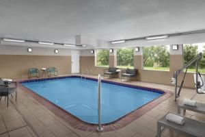 a large swimming pool in a hotel room at TownePlace Suites Des Moines Urbandale in Johnston