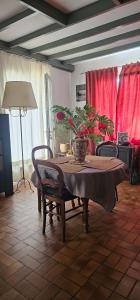 a room with a table with plants on it at Chambre d'hôtes Le Lupin Bleu in Saint-Coulomb