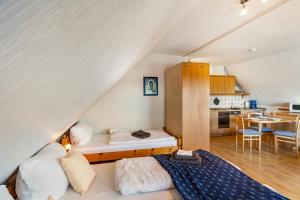a small room with a bed and a kitchen at Haus Achtern Diek - Ferienwohnungen in Wangerland