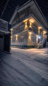 a house in the snow at night at Basera Residency Shalimar in Bāgh Chandpura
