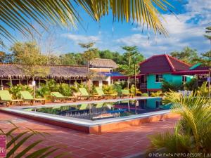 西哈努克的住宿－新爸爸皮波度假酒店，享有度假村游泳池的景致。