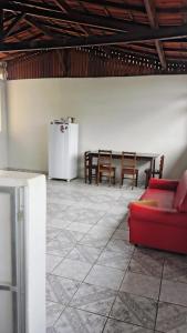 a living room with a red couch and a table at downtown Teófilo Otoni in Teófilo Otoni