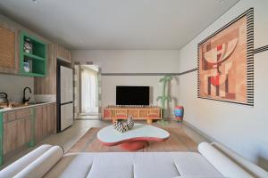 a living room with a couch and a tv at Good Days Caesar in Ras Elhekma