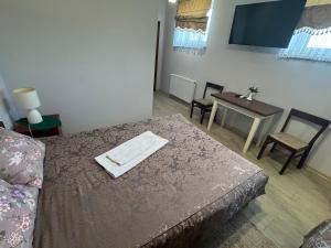 a room with a bed and a table with chairs at Готель Пісня Гір in Ralevka