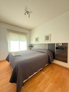a bedroom with a large bed in a room at Este Apart in Bahía Blanca