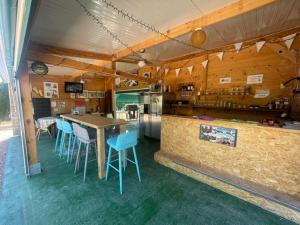 a restaurant with a table and chairs and a kitchen at Finca Tolomó in Aspe