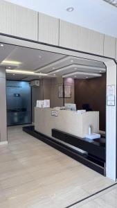 a lobby of an office with a reception desk at أوركيد بالاس للشقق المخدومة in Riyadh