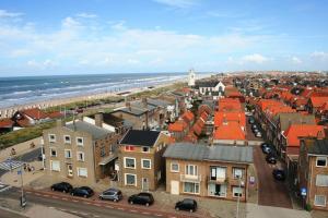a city with buildings and a beach and the ocean at Vakantiehuis Katwijk Andreasplein in Katwijk