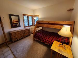 a bedroom with a bunk bed with a lamp and a table at Townhome 4BR/4BA in Silverthorne in Silverthorne +37 photos