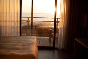 ein Schlafzimmer mit Bett und Meerblick in der Unterkunft Hotel Plein Large in Bandol