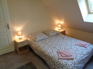 - une chambre avec un lit et deux lampes sur deux tables dans l'établissement Apart - Country at Tingry, à Tingry