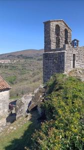 an old stone building sitting on top of a hill at Casa Villamiel in Villamiel