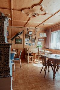 a dining room with tables and chairs and a ceiling at Hotel Tiroler Adler in Lutago