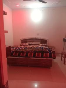 a bedroom with a bed in a room at Cosy Paradise in Ādbadri