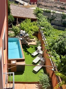 an overhead view of a backyard with a swimming pool and chairs at Apartamentos Rurales Flor De Lavanda in Brihuega