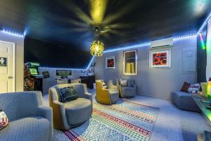 a living room with couches and chairs and a ceiling at Charming Farmhouse Getaway 7 Beds in Centerville