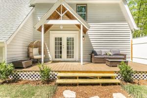 a front porch of a house with a patio at Charming Farmhouse Getaway 7 Beds in Centerville