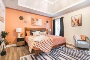 a bedroom with a bed and a chair at Sunrise Tranquil Cottage 3BR RAFB Pet Friendly in Warner Robins