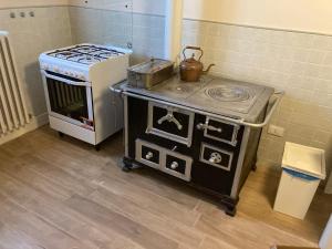 an old stove with a pot on it in a kitchen at Corte Croce in Gonzaga +14 photos