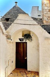 an entrance to a building with a door at Trulli diffusi de La Corte dell'Astore I Trulli Antichi Mestieri in Alberobello