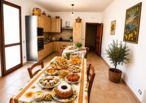 ein Tisch mit Essen darauf in einer Küche in der Unterkunft Grimaldi B&B in San Vito lo Capo