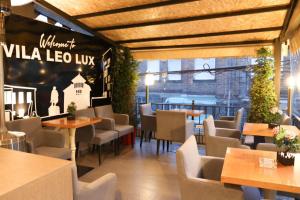 a restaurant with tables and chairs and a sign that reads villa leeuuk at Vila Leo Lux in Korçë