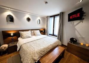 a bedroom with a bed and a sign on the wall at Spa Privatif Montataire in Montataire