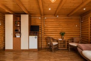 a room with a kitchen and a table with chairs at Ensenada in Gribovka