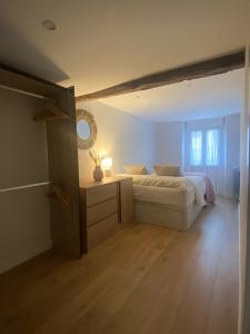 a bedroom with a bed and a table with a lamp at Earra - Salegi - 2 minutos playa in Zarautz