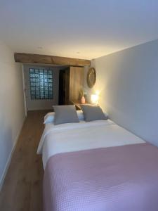 a bedroom with two beds and a window at Earra - Salegi - 2 minutos playa in Zarautz +3 photos