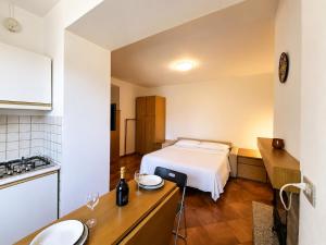 a small room with a bed and a kitchen at Casa Leima - Larihome A83 in Gera Lario