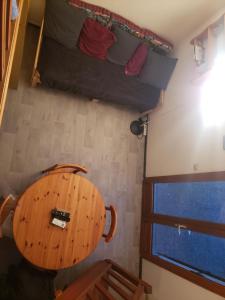 a small room with a table and a couch at Maison in Camiers