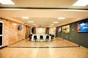 ein Konferenzraum mit einem Tisch und Stühlen in der Unterkunft Midindi Hotel in Accra + 250 Fotos