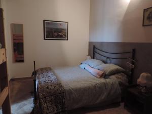 a bedroom with a bed with a person laying on it at Il Gelso Rosso in Comunanza