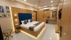 a hotel room with a bed and a bathroom at Hotel Prime Fine in Agra