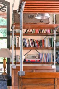 a room with a book shelf filled with books at La Macchia in Spoleto