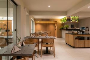 a dining room and kitchen with tables and chairs at Palmetto Hotel Business San Borja in Lima