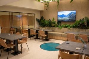 a restaurant with tables and chairs and a couch at Palmetto Hotel Business San Borja in Lima