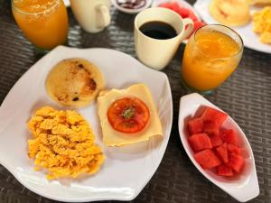 a table with a plate of breakfast foods and drinks at Hostal Nomadax Tayrona in El Zaino