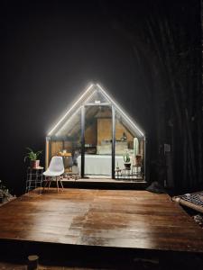 a room with a large window with a chair on a stage at Cabana recanto da TOCA in Ilhabela