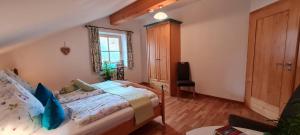 a bedroom with a bed and a window at Ferienwohnung Erhard in Schönberg