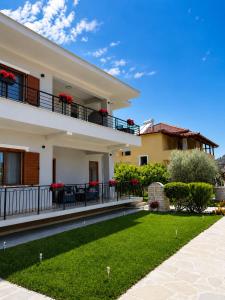 a house with a balcony and a yard at Villa Tabaku in Berat